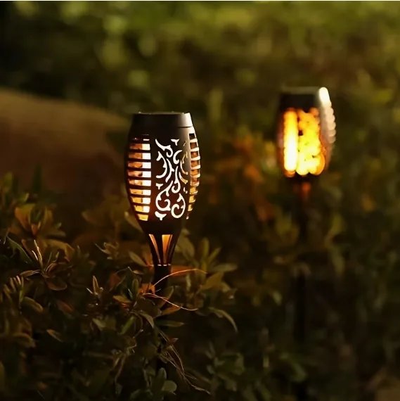 Detalle del cabezal negro con aberturas rectas y motivos curvos, iluminado con luz LED ámbar